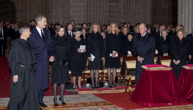 Felipe VI y la Reina Letizia, junto a Don Juan Carlos, Doña Sofia, Doña Elena y Doña Cristina, en el funeral de la Infanta Pilar de Borbón, en El Escorial, en enero de 2020
