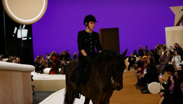 Carlota Casiraghi desfila para Chanel subida a un caballo