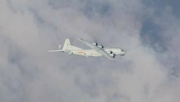 Avión chino de guerra submarina Y8 sobrevolando espacio aéreo de Taiwán