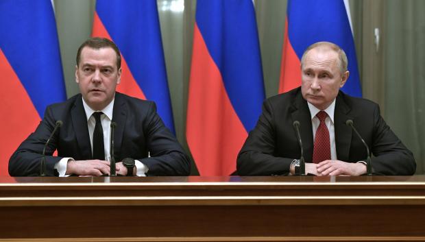 Dmitri Medvedev y Vladimir Putin durante una reunión