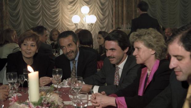 Pedro Arriola y Jose María Aznar en una cena que organizó Rita Barberá en 1996