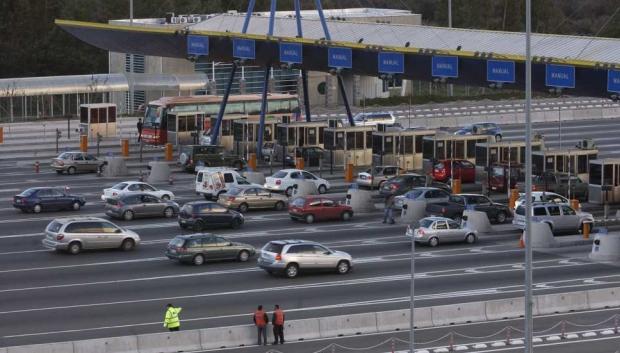 Decenas de coches hacen cola para pagar el peaje