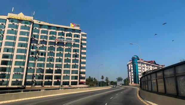 Vista general de una calle vacía en Yangon este 1 de febrero