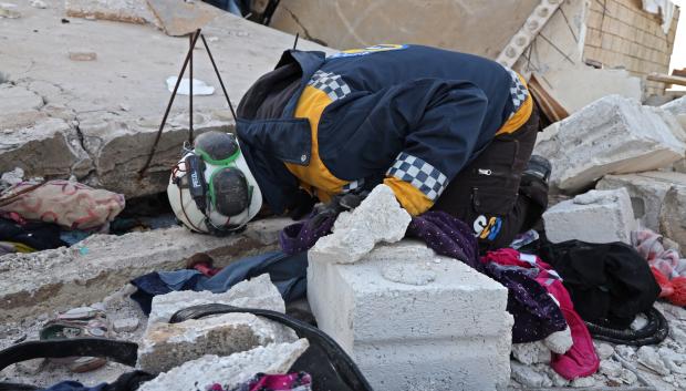 EDITORS NOTE: Graphic content / A member of thr Syrian civil defence known as the White Helmets searches on February 3, 2022 the scene following an overnight raid by US special operations forces against suspected jihadists in Atme, in Syria's northwestern province of Idlib which left at least nine people dead, including three civilians. (Photo by Mohammed AL-RIFAI / AFP)