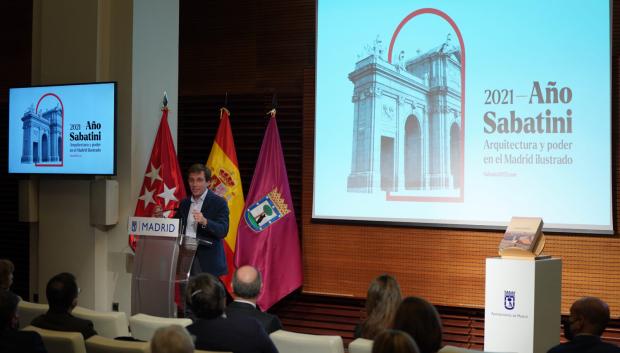 El alcalde de Madrid, José Luis Martínez-Almeida, durante la clausura de la exposición a Sabatini