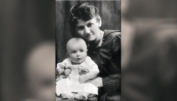 Juan Pablo II de bebé sostenido por su madre Emilia Wojtyła