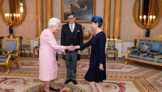 La Reina Isabel II en una recepción oficial con un vestido rosa