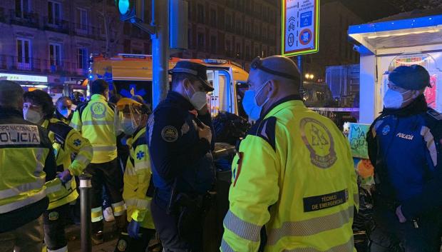 Agentes de la Policía Nacional, Policía Municipal de Madrid y Samur Protección Civil atienden a un menor de 15 años fallecido en la noche del sábado en Madrid