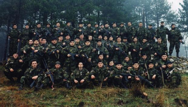 Un destacamento de la Unidad de Policía Especial de Macedonia para Intervenciones Rápidas cerca de Kumanovo, 2001