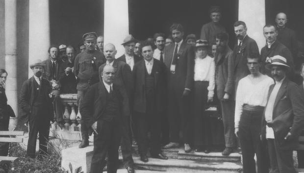 Fotografía de los líderes que participaron en el II Congreso de la Tercera Internacional, con Lenin delante