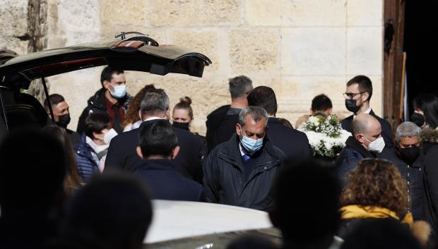 El coche fúnebre de Esther López, junto a la iglesia de Traspinedo