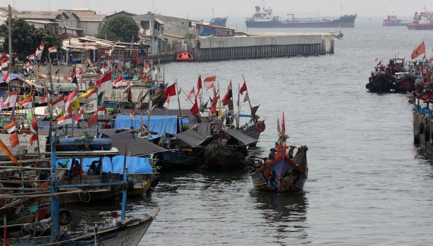 Barcos de pesca en el contaminado puerto de Yakarta