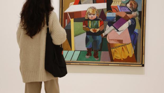 Una mujer observa uno de los cuadros que forma parte de la exposición "Del Fauvismo al Surrealismo: obras maestras del Musée d'Art Moderne de Paris"