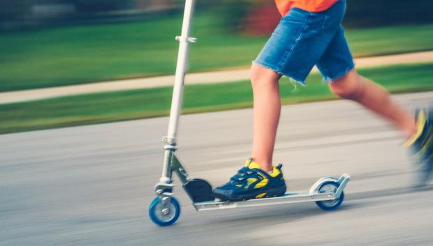 Imagen representativa de un menor en patinete por la calle