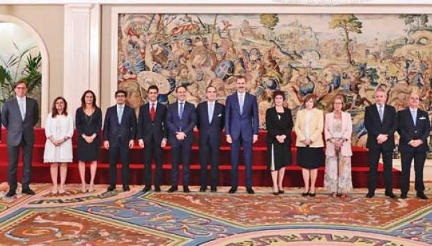 El Rey, junto a los miembros de la Junta de Gobierno del ICAM, en julio de 2018