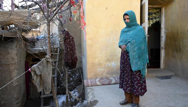 En esta foto tomada el 25 de enero de 2022, la madre afgana Friba posa para una foto después de una entrevista con la AFP en su residencia en la zona de Asadullahi de la provincia de Parwan. La toma de posesión de Afganistán por los talibanes en agosto puso fin a 20 años de lucha, y supuso un alivio para muchas mujeres, pero las duras restricciones impuestas por el nuevo gobierno también están causando desesperación