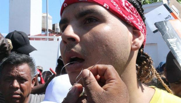 Emigrantes se cosen los labios en México para que les den documentación