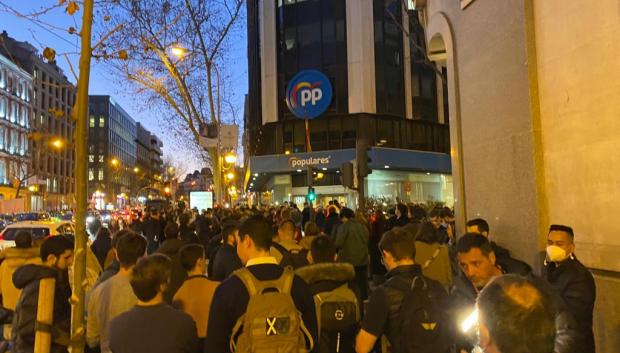 Decenas de personas se dan cita en Génova en solidaridad con Ayuso