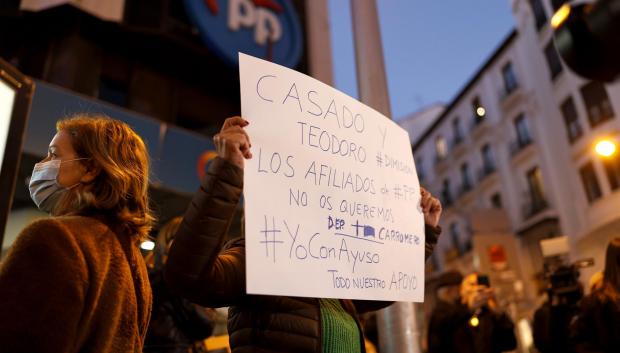 Las revelaciones sobre el supuesto espionaje a Isabel Díaz Ayuso que habrían encargado otros dirigentes del PP ha movilizado a los simpatizantes de la presidenta de la Comunidad de Madrid