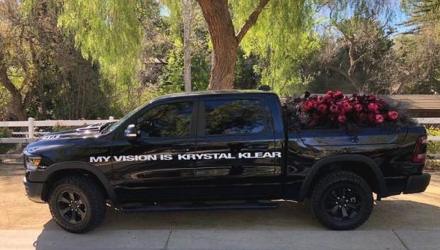 Kanye West regala una furgoneta de rosas a Kim Kardashian por San Valentín