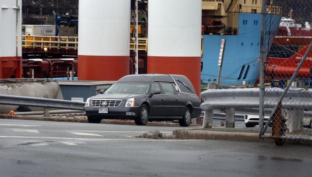 Dos coches fúnebres trasladan dos de los cuerpos de los dos pescadores naufragados en Terranova.
