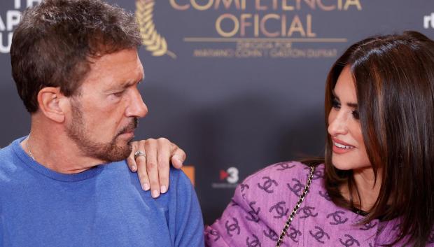 Los actores Antonio Banderas y Penélope Cruz a su llegada a la presentación de la película "Competencia oficial", este lunes en Madrid