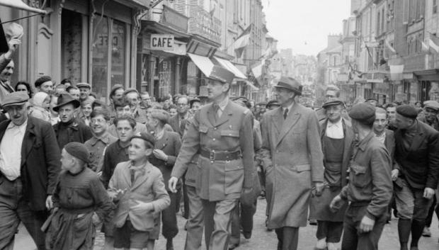 El general De Gaulle vitoreado en una calle de Francia