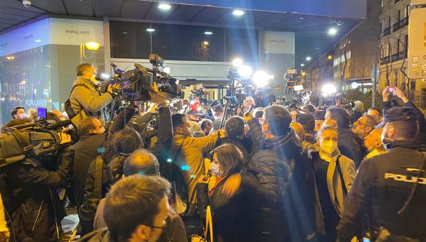 Numerosos periodistas y cámaras frente a la sede del PP en la calle madrileña de Génova 13