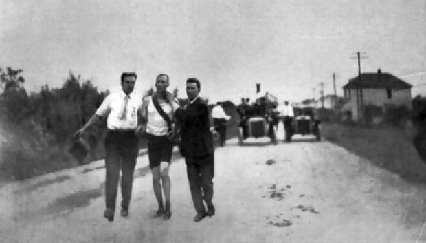 Hicks ayudado por sus compañeros en la maratón de San Luis 1904