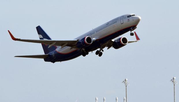 Un Boeing 737-800 de la compañía aérea rusa Aeroflot despega del aeropuerto de Berlín-Brandeburgo