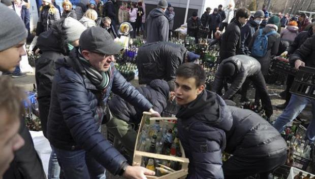 Recolección de botellas de vidrio en Dnipro, Ucrania, para convertirlas en cócteles molotov con los que repeler la invasión rusa