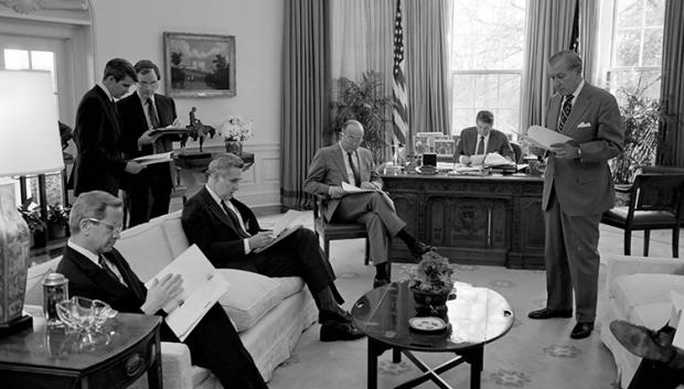 Reunión del presidente Reagan con Robert McFarlane Donald Regan Oliver North y John Poindexter sobre Nicaragua y la propuesta de paz centroamericana en la Oficina Oval