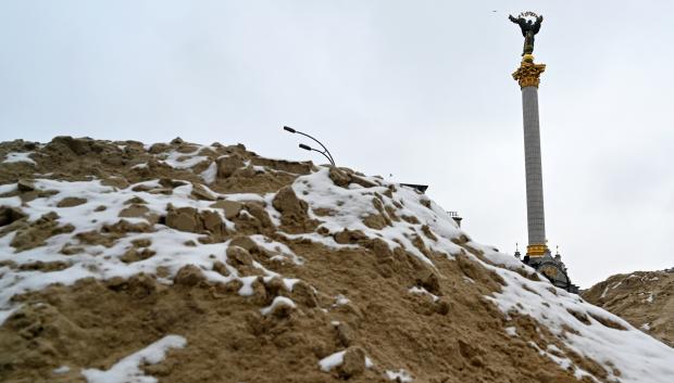 Una montaña de arena lista para ser convertida en una trinchera en la plaza de la Independencia de Kiev