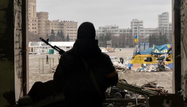 Soldado ucraniano defiende las ruinas de Járkov