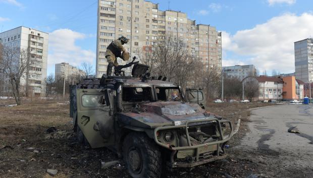Soldado ucraniano revisa un blindado ruso destruido