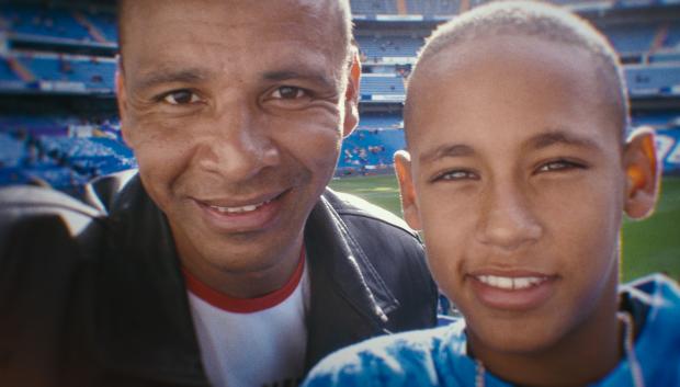 Un joven Neymar con su padre en el Santiago Bernabéu en 2005