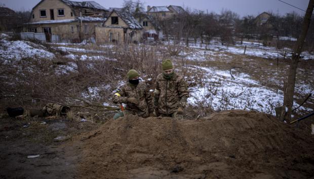 Soldados ucranianos atrincherados a las afueras de Kiev