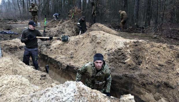 Militares y voluntarios han cavado trincheras para defender Kiev