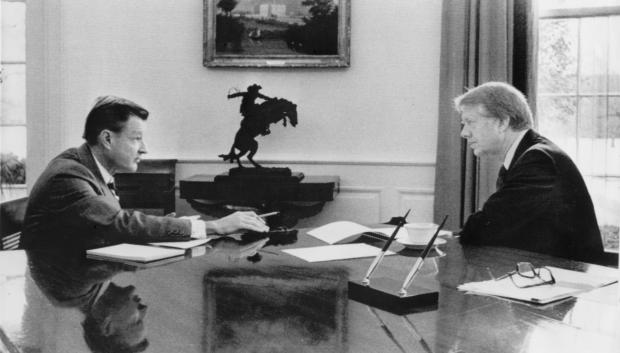 Zbigniew Brzezinski con el presidente Jimmy Carter en el despacho oval