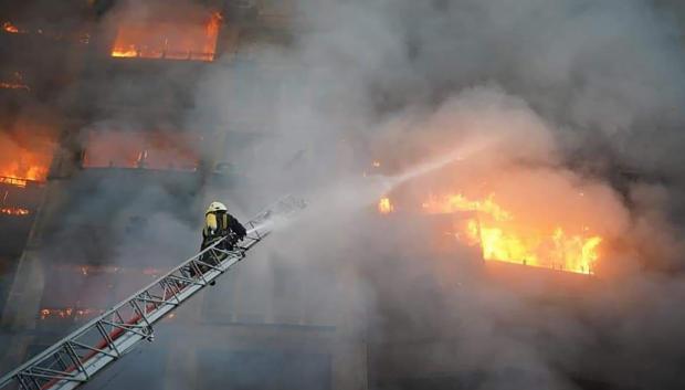 Los bomberos luchan contra las llamas en un edificio al oeste de Kiev