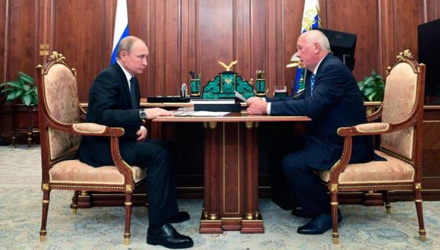 El dictador ruso, Vladimir Putin, despachando con Sergey Chemezov