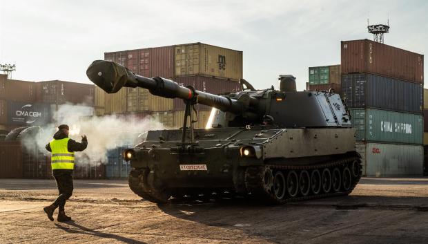 Material del Ejército de Tierra descargando en el puerto de Riga (Letonia)