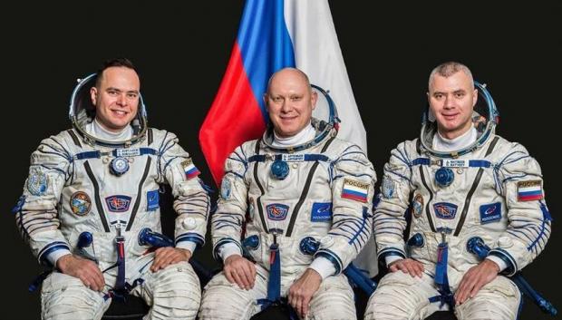 Los miembros de la tripulación de la Soyuz MS-21 (de izquierda a derecha) Sergey Korsakov, Oleg Artemyev y Denis Matveev