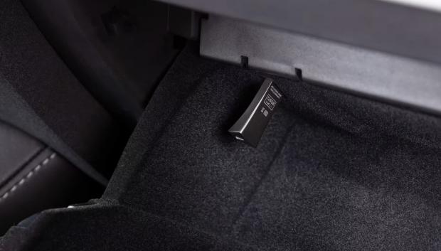 El USB de Tesla permite grabar imágenes cuando el vehículo se encuentra desatendido