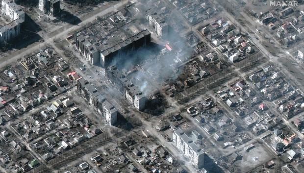 Una imagen satelital proporcionada por Maxar Technologies muestra un edificio de apartamentos de gran altura en llamas en Mariupol, Ucrania