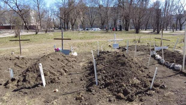 Civiles ucranianos enterrados en un parque infantil de Mariúpol