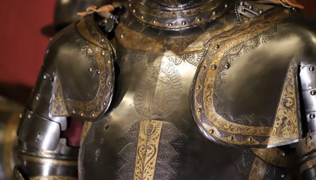 Decoración de la Inmaculada Concepción sobre el pecho de la armadura de Carlos V