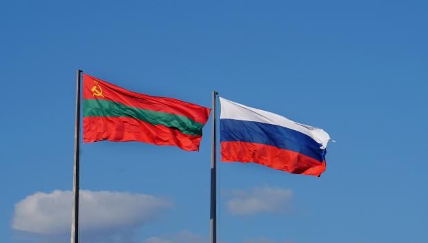La bandera de Transnistria junto con la rusa