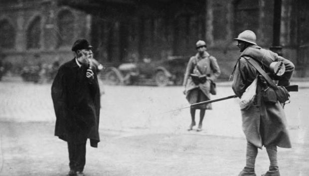 Soldados franceses y un civil durante la ocupación del Ruhr
