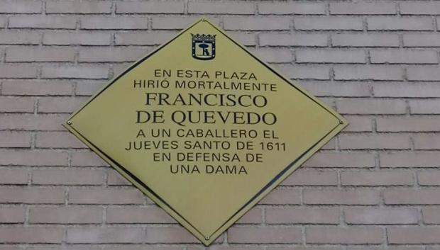 Placa que recuerda el duelo entre Quevedo y un hombre que había ofendido a una mujer en presencia del célebre escritor
